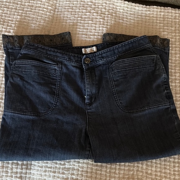 Gently loved Women's Blue Capri Stretch Jeans with Embroidered Hem - Picture 7 of 13